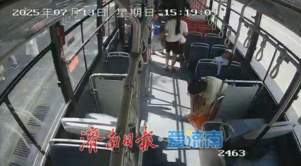 配资在线炒股 副驾守护、接力托付、电话追访 济南K216路公交司机暖心护童